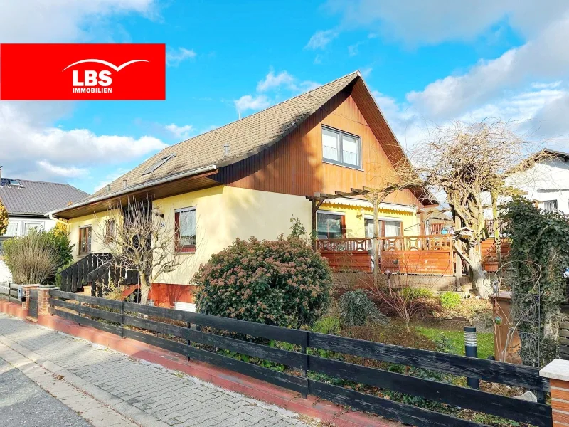 Hausansicht - Haus kaufen in Büttelborn - ***Wunderschönes Einfamilienhaus mit Garten, Pool, Garage und großer Nutzfläche***