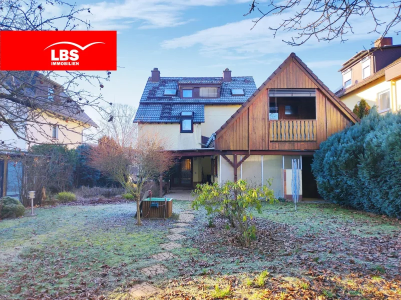 Außenansicht (Gartenseite) - Haus kaufen in Kelsterbach - **Charmantes Haus mit 2 Wohneinheiten, wunderschönem Garten, Garage, Partyraum und viel Nutzfläche**