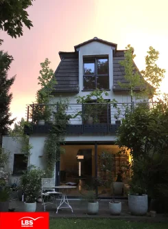 Haus Ansicht 1 - Haus kaufen in Hanau - Traumhafte Stadtvilla in Top-Lage –modernes Design, erstklassiger Zustand!