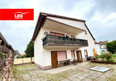 Ansicht - Haus kaufen in Maintal - Bischofsheim : großes, erweitertes Wohnhaus mit 7 Zimmern, großem Garten und sehr viel Potenzial ! 