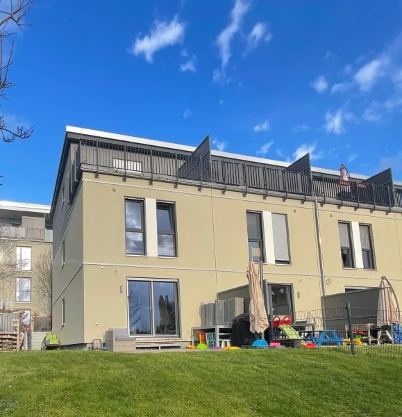 Hausansicht - Haus mieten in Wiesbaden - Hochwertiges Reiheneckhaus in Top Lage mit großem Garten und TG-Stellplatz