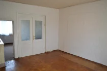 Blick in das Wohnzimmer mit Durchgang ins Esszimmer