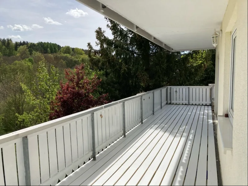 ...große Balkon-Terrasse der Wohnung im Erdgeschoss