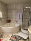 Bad / Sanitärbereich mit Wanne , Dusche und Waschbecken