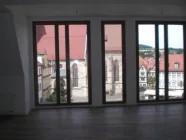 ...großzügiger, offener Wohnbereich mit Blick auf den Altmarkt & Stadtkirche St. Georg