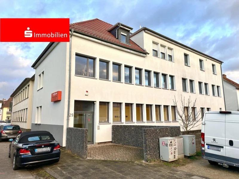 Straßenansicht - Büro/Praxis kaufen in Offenbach - Gewerbefläche mit viel Lagermöglichkeiten, Stellplätzen und Scheune! 