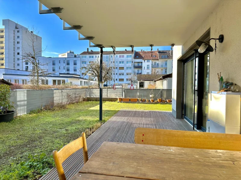 Terrasse mit Blick in den Garten