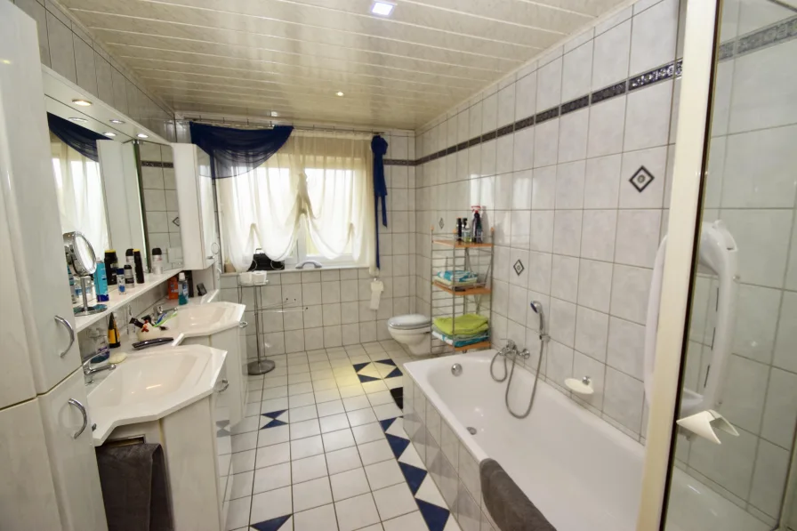 OG - Badezimmer Bild 1