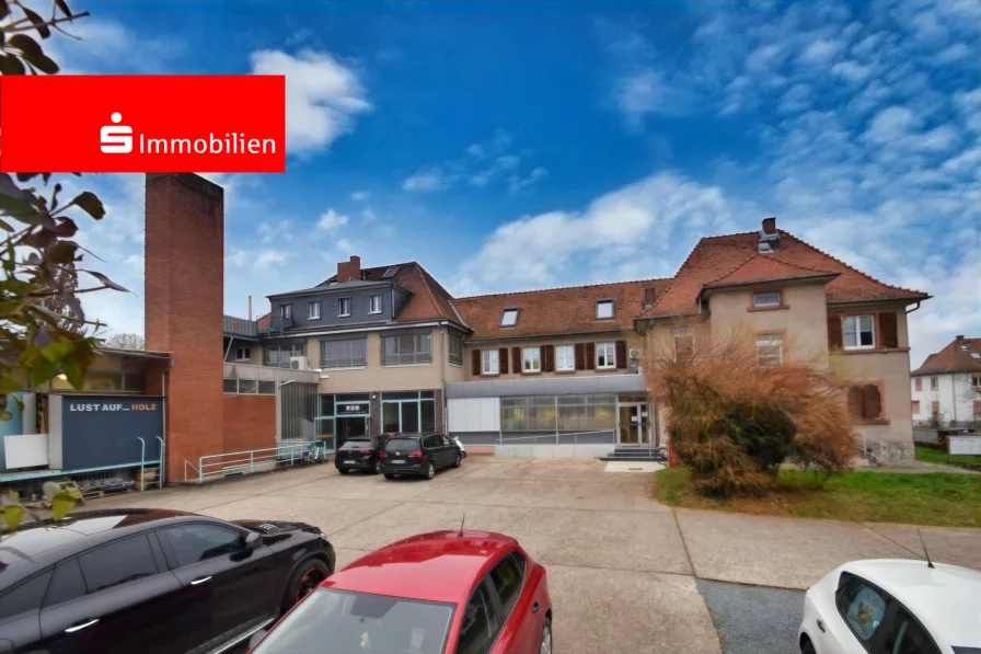 Innenhof mit Parkplätzen - Büro/Praxis mieten in Groß-Umstadt - Gewerbeeinheit in Klein-Umstadt zu vermieten