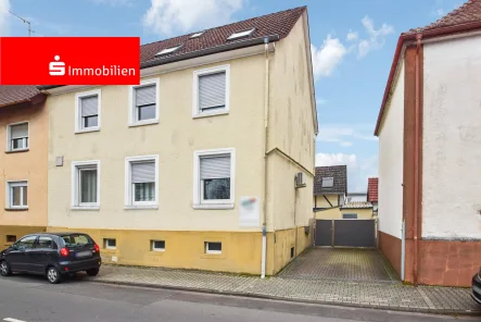 Ansicht Straßenseite - Haus kaufen in Rödermark - Doppelhaushälfte mit 3 Wohneinheiten + Nebengebäude in Ober-Roden