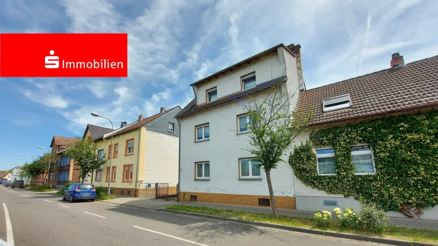 Straßenansicht - Haus kaufen in Hanau - Einfamilienhaus mit eigenem Garten, Doppelgarage und Nebengebäude - Platz für Ihre Familie! 