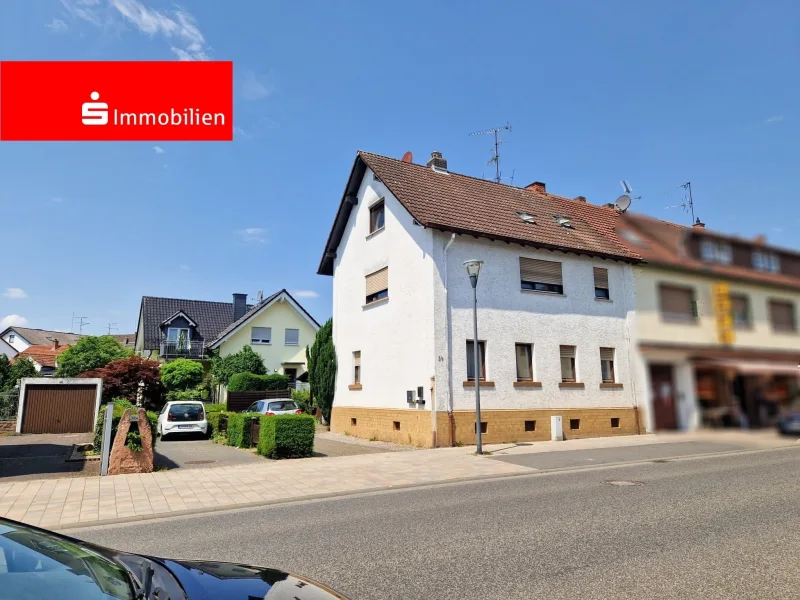 Straßenansicht - Haus kaufen in Langenselbold - Zentral gelegenes Zweifamilienhaus - teilvermietet.