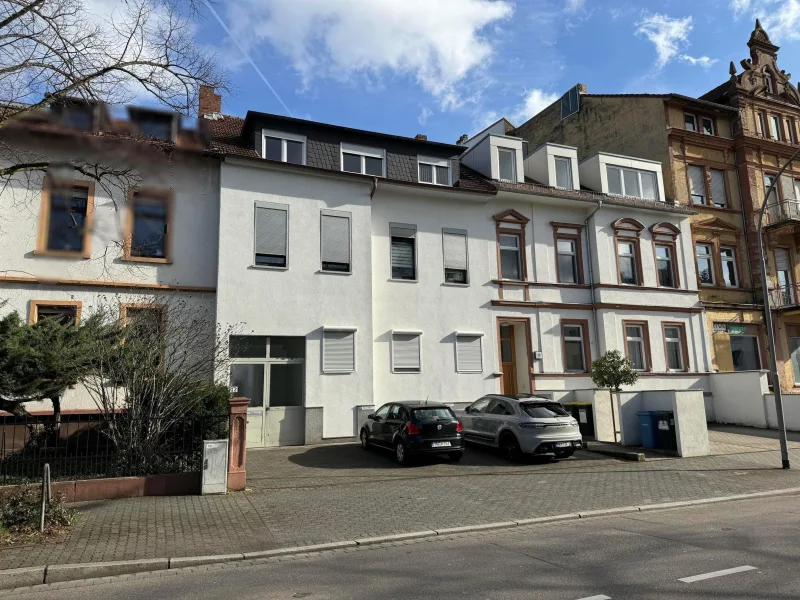 Strassenseite - Haus kaufen in Hanau - Hanau Innenstadt: Mehrfamilienhaus in Top - Lage mit Garten, 2 Garagen und 3 Stellplätzen