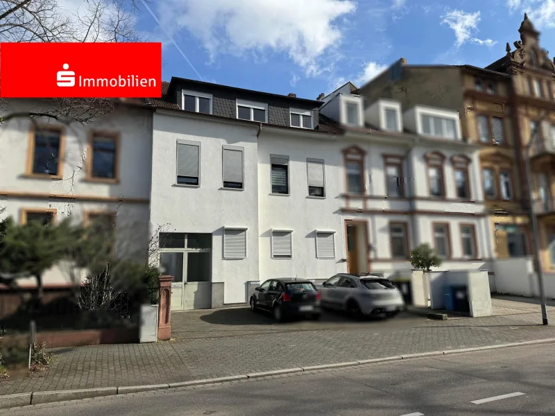 Strassenseite - Haus kaufen in Hanau - Hanau Innenstadt: Mehrfamilienhaus in Top - Lage mit Garten, 2 Garagen und 3 Stellplätzen