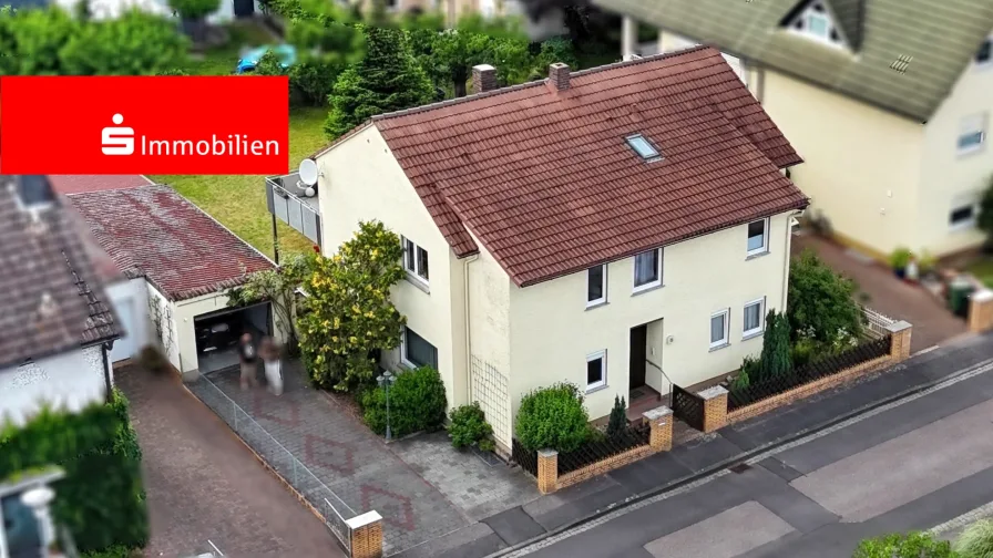 Vorderseite von Oben - Haus kaufen in Großkrotzenburg - Viel Platz für die ganze Familie: großzügiges Zweifamilienhaus in Bestlage von Großkrotzenburg