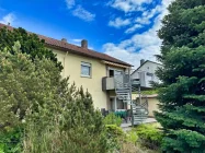 Ansicht Balkon-Terrasse mit Treppe zum Garten