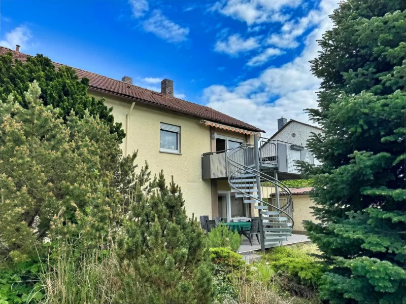 Ansicht Balkon-Terrasse mit Treppe zum Garten