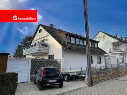 Strassenseite links - Haus kaufen in Frankfurt - Für die große Familie: Zweifamilienhaus mit Wohnraumreserve in Top- Wohnlage von Frankfurt-Zeilsheim