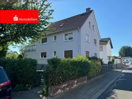 Ansicht Strassenseite - Wohnung kaufen in Neuberg - 3 Zimmer Eigentumswohnung mit großer Dachterrasse und Garage in top Lage von Neuberg-Ravolzhausen