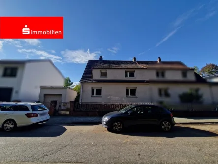 Straßenansicht - Haus kaufen in Hanau - Gemütliche Doppelhaushälfte mit großem Garten und Garage 