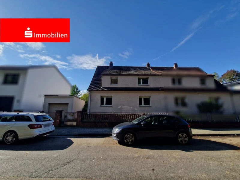 Straßenansicht - Haus kaufen in Hanau - Gemütliche Doppelhaushälfte mit großem Garten und Garage 