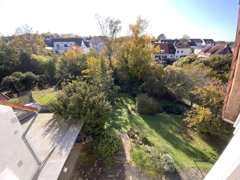 Blick in den Garten vom Dachgeschoss