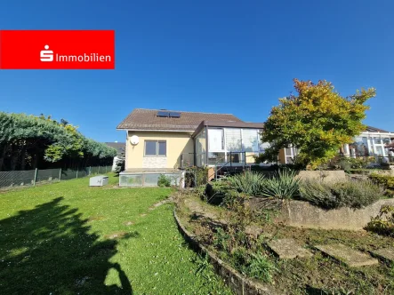 Blick vom Garten auf das Haus - Haus kaufen in Nidderau - Freistehendes Einfamilienhaus mit herrlichem Garten 