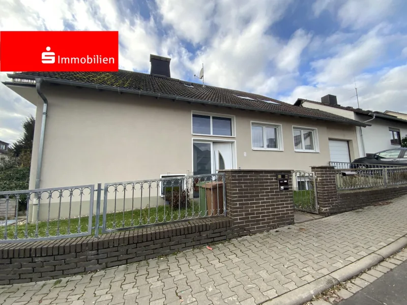 Straßenansicht - Haus kaufen in Langenselbold - Generationenhaus - modernisiert - schöne Wohnlage - Garage