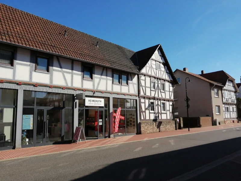 Straßenansicht , Ladenlokal Eingang - Laden/Einzelhandel kaufen in Heringen - Ladenlokal und Wohnhaus in bester Lage! 