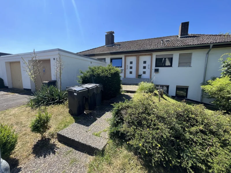 Straßenansicht - Haus kaufen in Bad Hersfeld - Renditerenner in Bad Hersfeld mit 2 Garagen