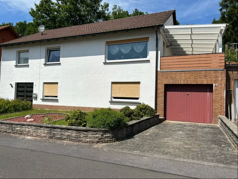 Hauseingang mit Garage - Haus kaufen in Ronshausen - Halt! Hier ist Ihr Haus!