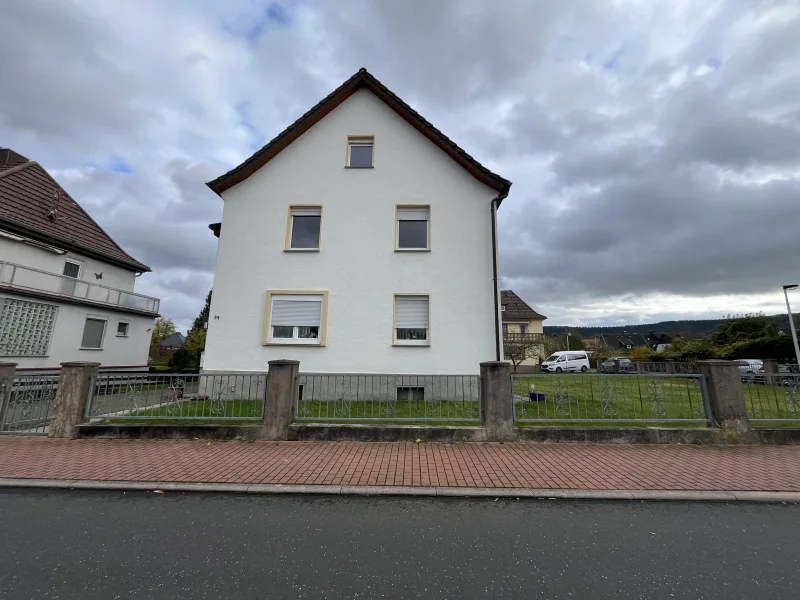 Straßenansicht - Haus kaufen in Heringen - Vermietetes Zweifamilienhaus in sonniger Lage von Heringen