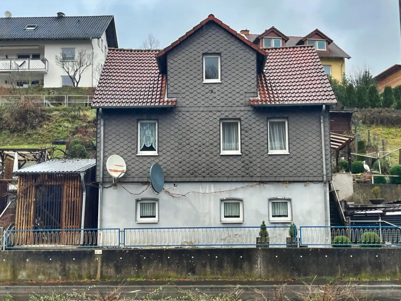 Straßenansicht - Haus kaufen in Bad Hersfeld - Wohnhaus in Bad Hersfeld mit Garage 
