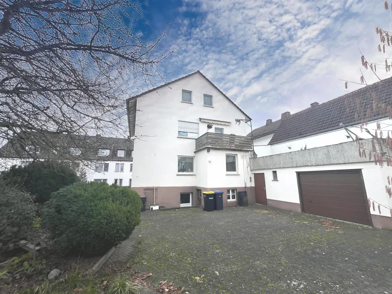 Hofansicht, Garage - Haus kaufen in Heringen - Zweifamilienhaus mit 2 Garagen in Wölfershausen