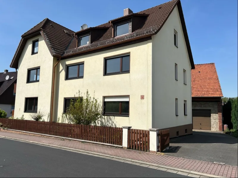 Hausansicht mit Zugang Hof - Haus kaufen in Wildeck - Ein echtes Raumwunder!