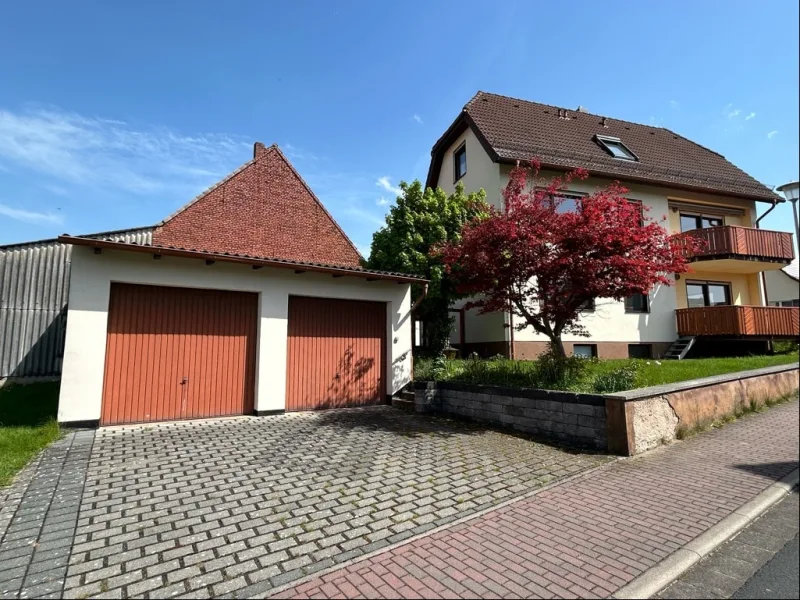 Hausansicht mit Garage