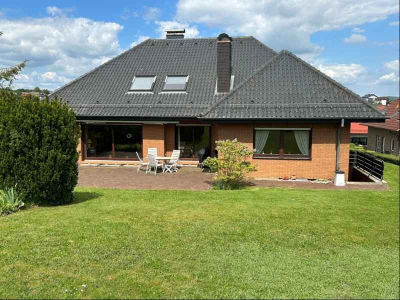 Ansicht aus dem Garten mit Terrasse - Haus kaufen in Bebra - Bilderbuchlage!