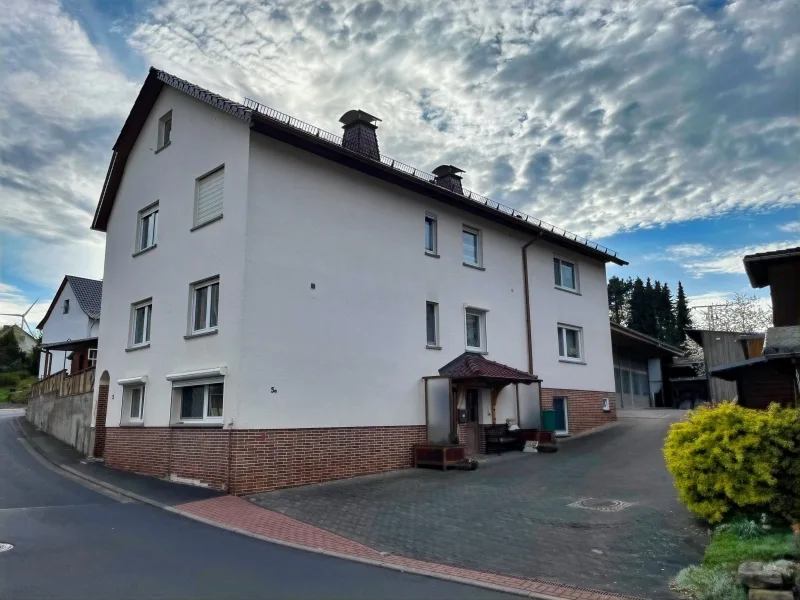 Straßenansicht, Eingangsbereich - Haus kaufen in Heringen - Ehemaliger Holz.- und Dachbaubetrieb mit Wohnhaus in Herfa