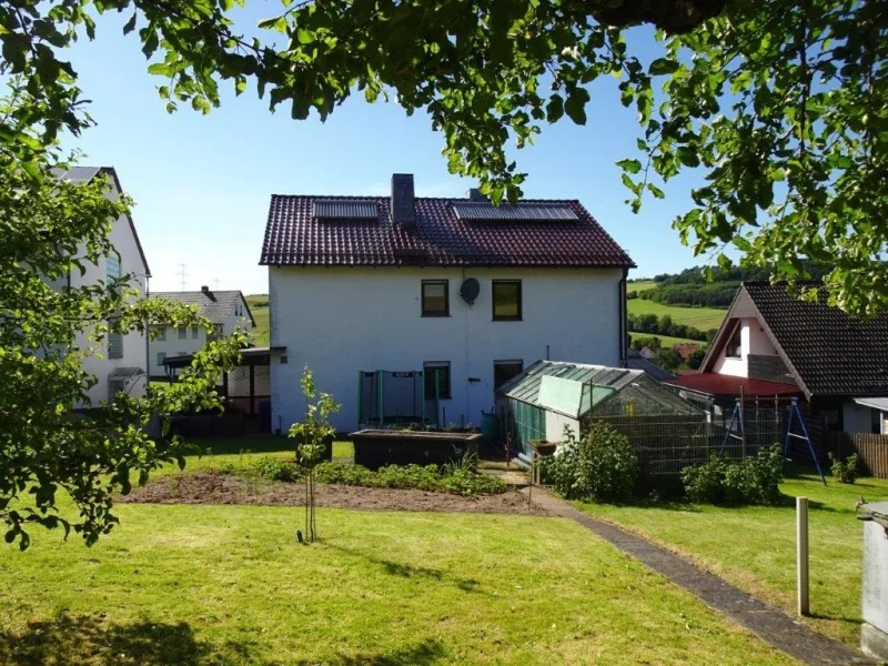 Ansicht aus dem Garten Richtung Haus