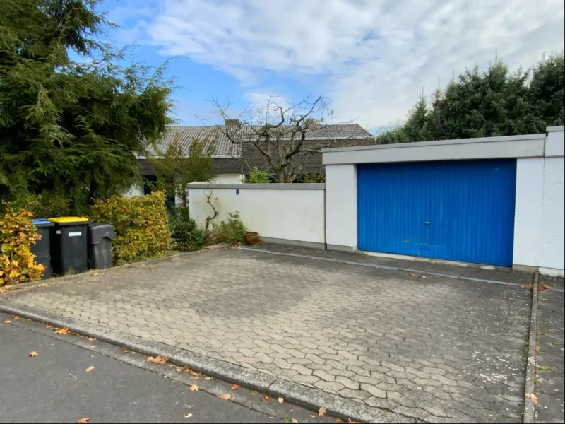 Garage und Stellplatz