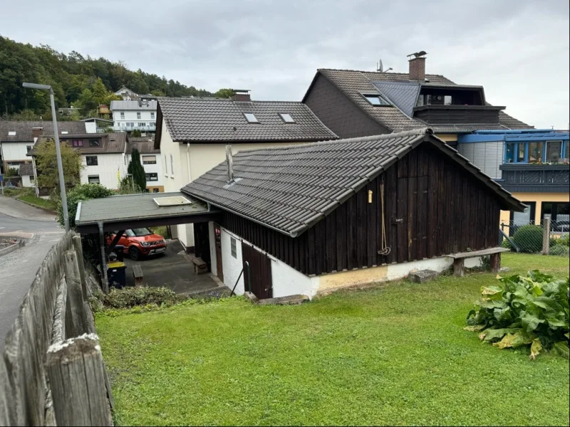 Nebengebäude - Carport und Rückansicht Wohnhaus