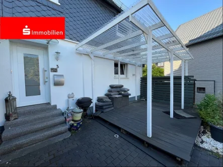 Hauseingang und Terrasse - Haus kaufen in Herborn - Kurzfristig verfügbar - Ihr neues Zuhause in idyllischer Dorflage!