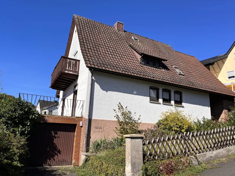 Ansicht mit Garage und Terrasse