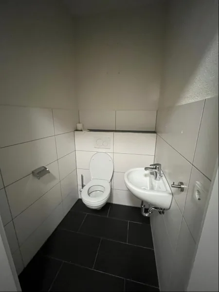 WC ehemaliges Büro im Anbau