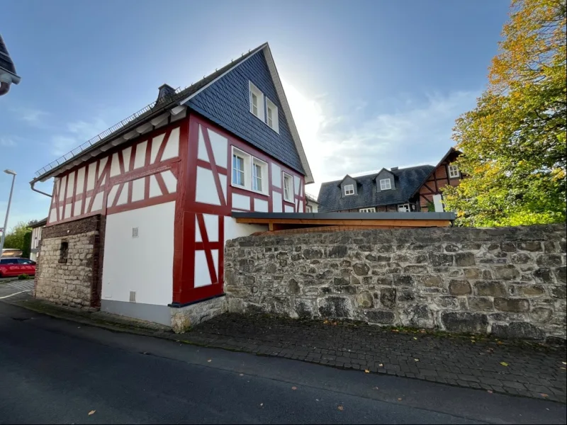 Straßenansicht Haus I und historische Grundstücksmauer