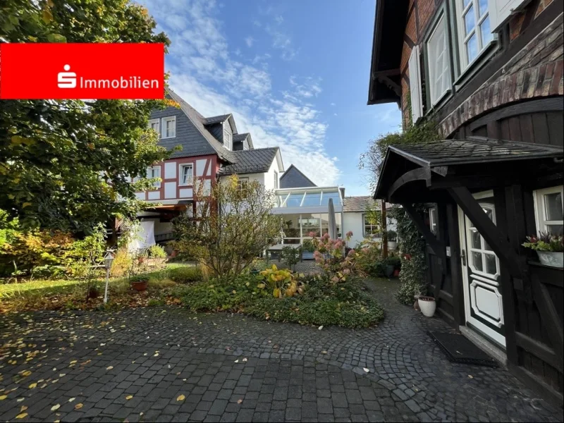 Hof mit Blick auf Wintergarten und Haus II - Haus kaufen in Mittenaar - Wohnidyll mit Hofreiten-Charakter - saniertes Fachwerkensemble für vielfältige Nutzungskonzepte!