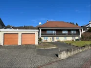 Ansicht mit Garage