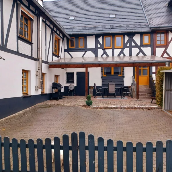 Hoffläche und Terrasse und Eingang ELW