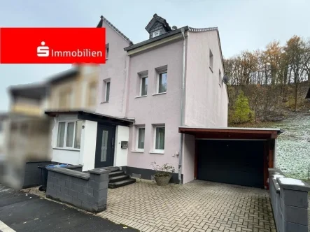 Straßenansicht - Haus kaufen in Dillenburg - Modernisierte Doppelhaushälfte mit Garage in zentraler Wohnlage!Kurzfristiger Bezug möglich!