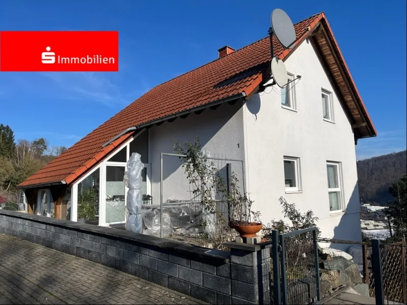 Ansicht Straßenseite - Haus kaufen in Dillenburg - Einfamilienwohnhaus als Eigentumswohnung mit Sondernutzungsrecht an einem 403 m² großen Areal!